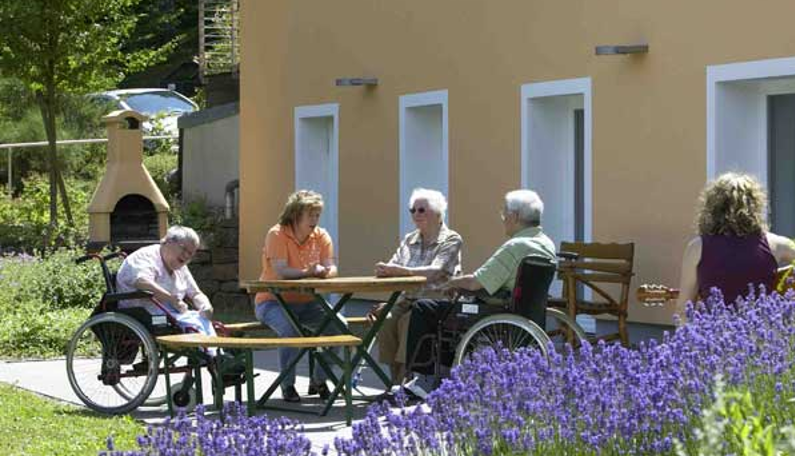 Besuchergruppe vor dem Haus