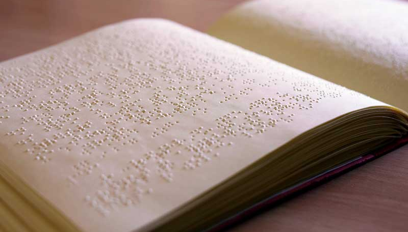 Buch mit Brailleschrift