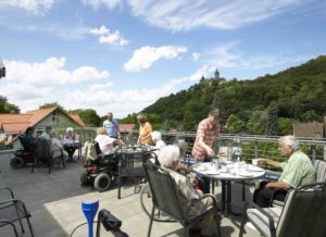 kaffee auf der dachterrasse 300x218